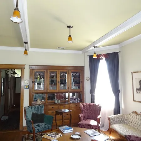House Of Two Urns Bed & Breakfast